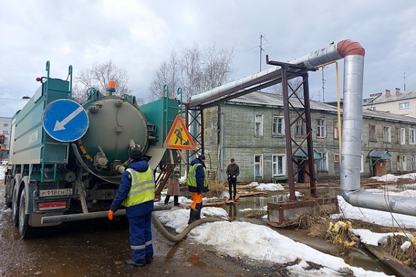 В сыктывкарском Лесозаводе приступили к откачке талых вод в доме по ул.Зои Космодемьянской, 28