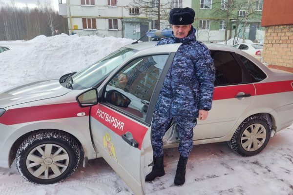 В Сосногорске сотрудника вневедомственной охраны Росгвардии поблагодарили за многолетнюю службу

