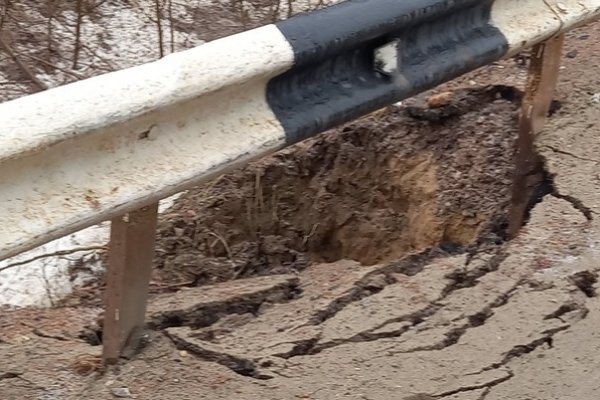 В местечке Лемью у моста обвалился грунт