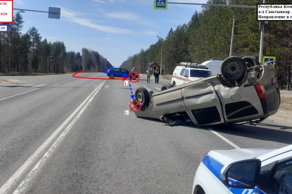 Под Сыктывкаром в аварии на трассе Largus перевернулся на крышу