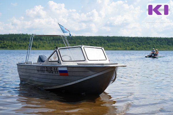 В Прилузье спасатели перевезли медиков к больной женщине