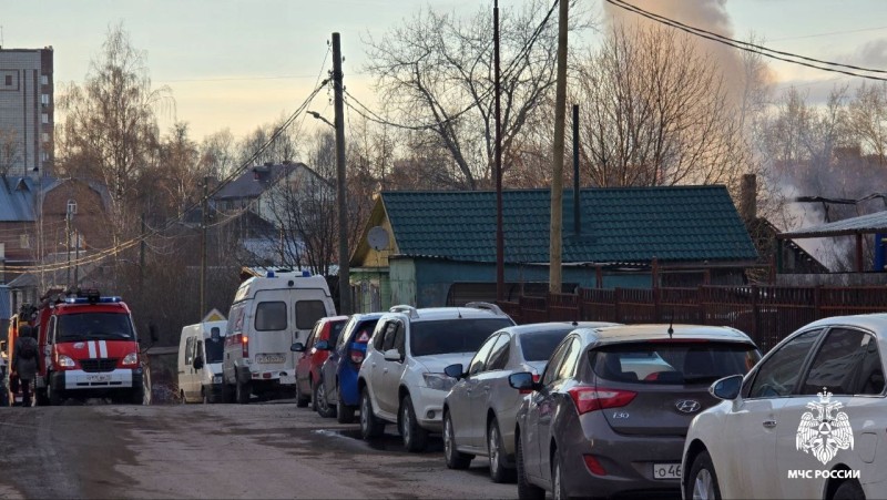 В Сыктывкаре  на ул. Клары Цеткин полыхает "деревяшка"