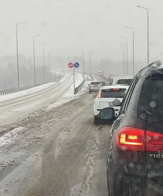 В Сыктывкаре к середине дня зарегистрировано 18 аварий, а в Эжве - дорожный коллапс