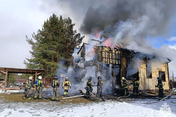 В Сыктывкаре на Красной горе горит дом