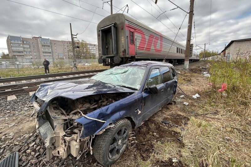 Поезд "Воркута - Москва" сбил легковушку в Вологде