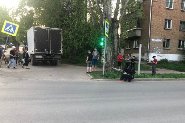 В Сыктывкаре молодой водитель оборвал линии электропередач, уронил светофор и травмировал женщину