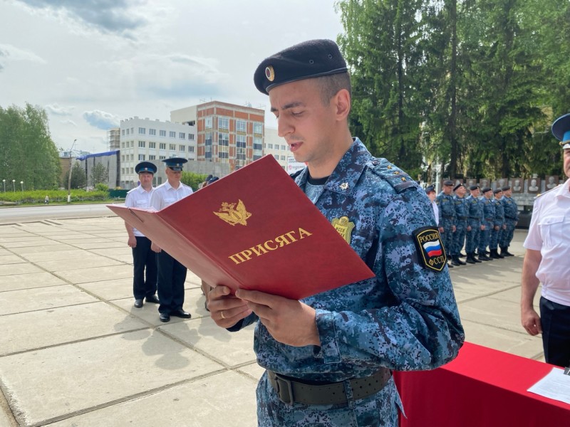 В Сыктывкаре пять судебных приставов приняли присягу у Вечного огня
