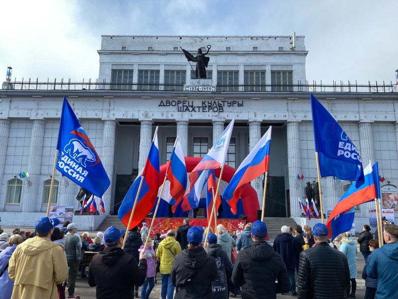 Семейные мастер-классы, награждение волонтеров, вручения паспортов и вскрытие "капсулы времени": "Единая Россия" поздравила жителей Коми с 12 июня

