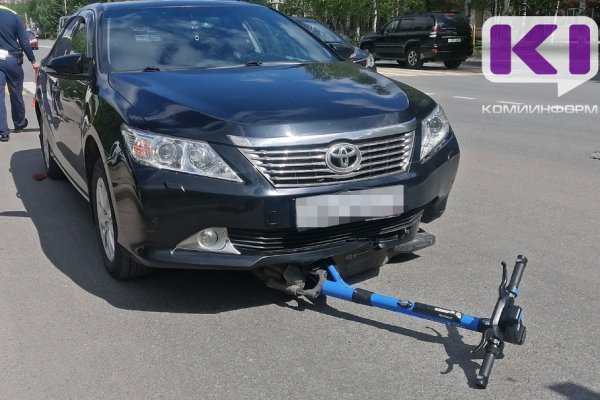 В Ухте 18-летняя самокатчица попала под колеса Toyota Camry на пешеходном переходе 