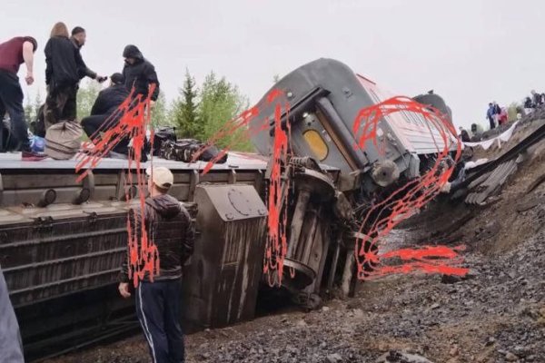 Погибших в результате схода вагонов поезда 