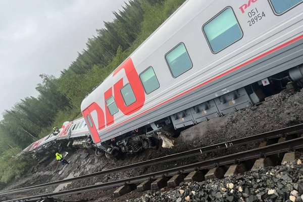 Под одним из опрокинувшихся вагонов в Коми нашли тело мужчины
