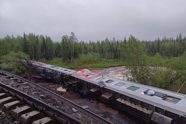 Количество погибших в ходе крушения поезда в Коми выросло до двух человек 