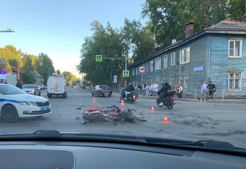 В центре Сыктывкара произошло ДТП с участием мотоциклиста и водителя ГАЗели
