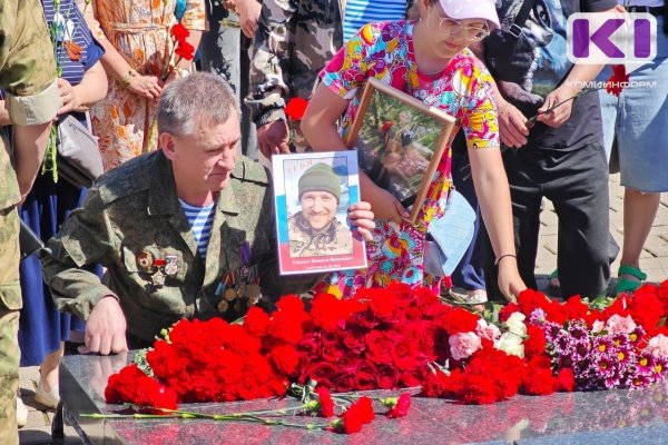 В Сыктывкаре возложением цветов к памятнику 