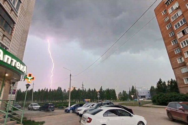 Молния в дом, поваленные деревья, снесенные светофоры - последствия стихии в Ухте