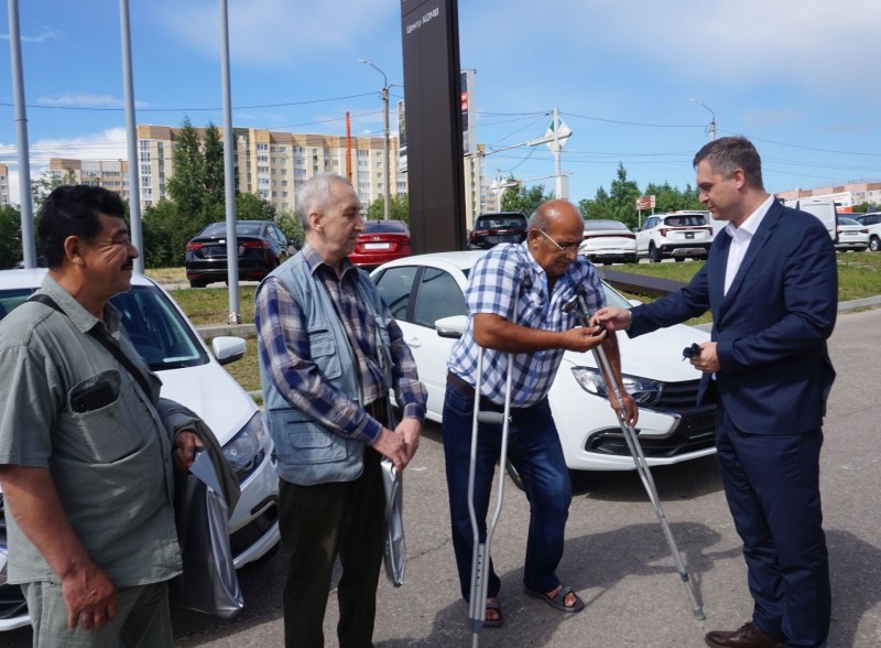 Семь жителей республики, пострадавших на производстве, получили новые автомобили от Отделения СФР по Коми