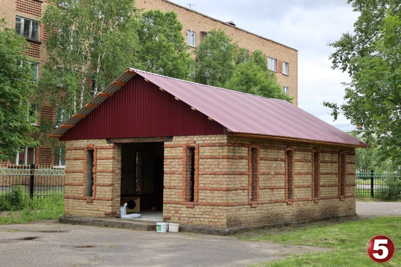 В Инте по программе "Народный бюджет" в детском саду "Рябинушка" ремонтируют веранды
