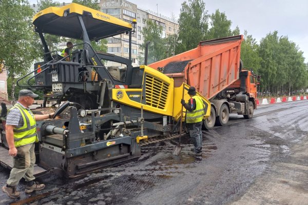 На ул. Коммунистической приступили к укладке первого слоя асфальта