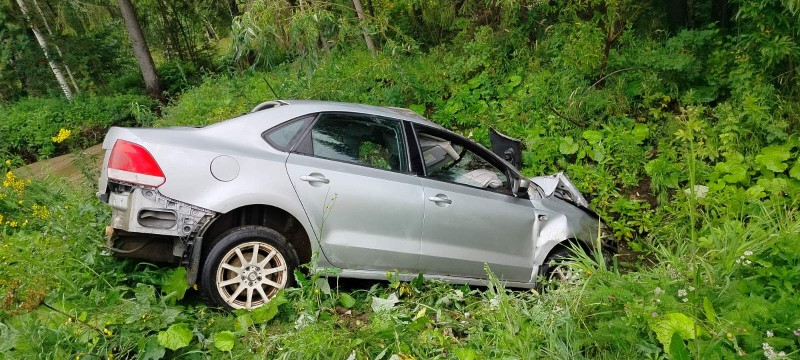 В Сыктывкаре Volkswagen Polo опрокинулся в кювете, водитель погиб в машине скорой помощи