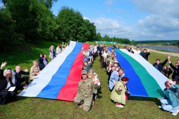 10-метровые флаги и детские рисунки ладошками: филиал фонда 