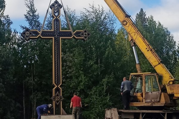 Символ жизни: в Сосногорске на въезде в город установили поклонный крест