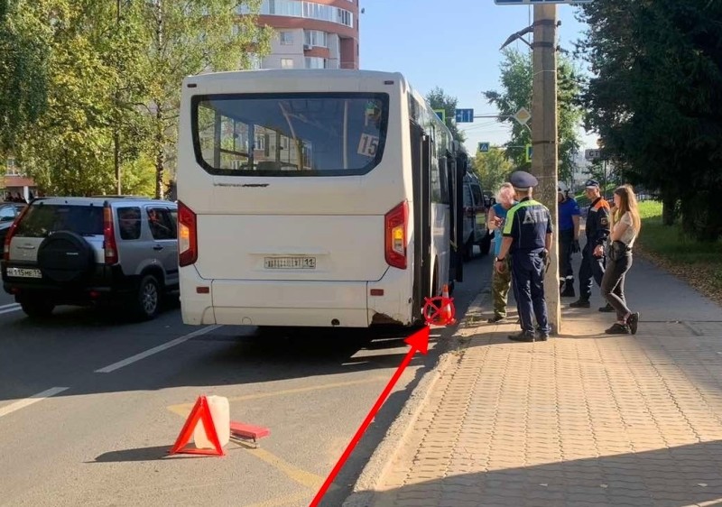 В Сыктывкаре, выходя из автобуса, на проезжую часть дороги упала 74-летняя женщина 