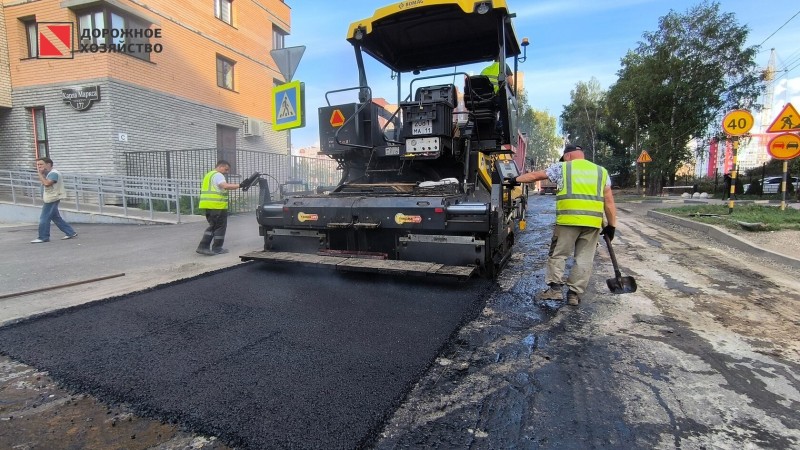 На ул. Крутой в Сыктывкаре стартовали работы по укладке экспериментального асфальта