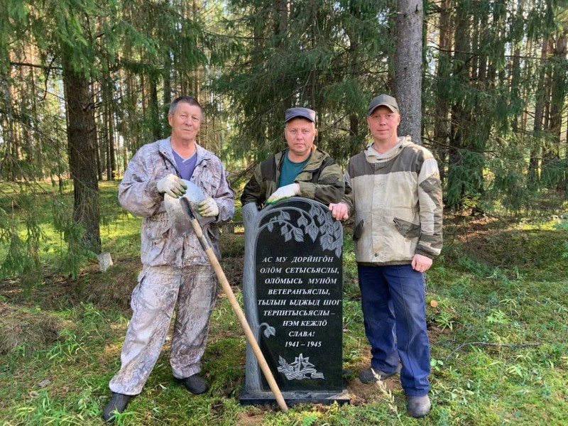 Династия пожарных из Усть-Куломского района сохранила памятник павшим в борьбе с фашизмом 