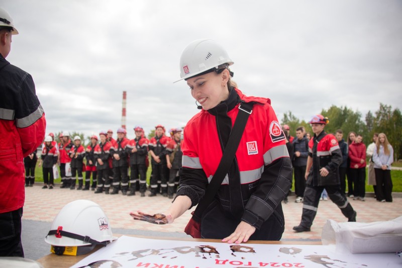 Добро пожаловать: молодых специалистов ООО "ЛУКОЙЛ-УНП" посвятили в нефтепереработчики