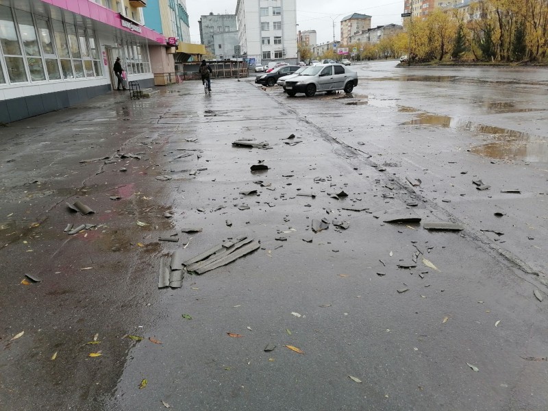 В Воркуте по факту падения балконной облицовки на женщину организована процессуальная проверка