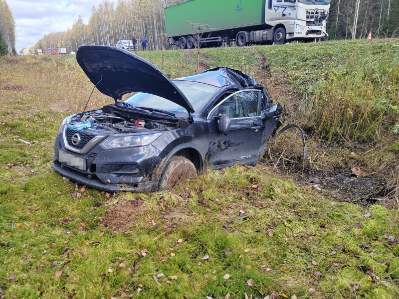 На трассе "Вятка" в Коми спасатели деблокировали ребенка из автомобиля Nissan