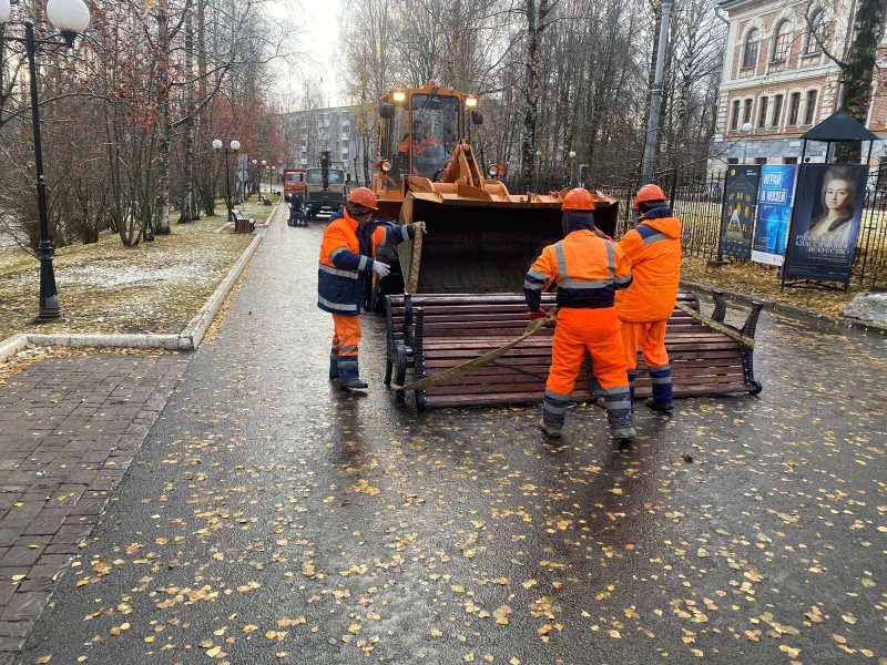 Сыктывкарские урны и скамейки уходят в "зимнюю спячку"