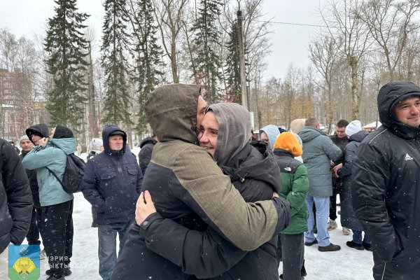 В Сыктывкаре торжественно проводили 30 призывников на военную службу в рядах ВС РФ