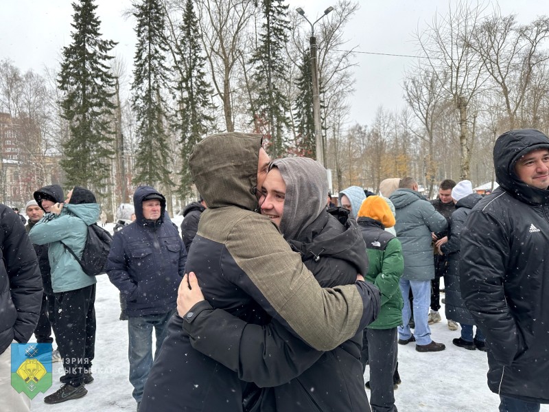 В Сыктывкаре торжественно проводили 30 призывников на военную службу в рядах ВС РФ