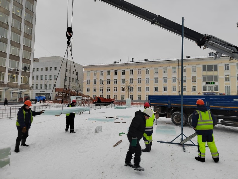 Городок на Стефановской площади в Сыктывкаре обеспечили ледовыми блоками