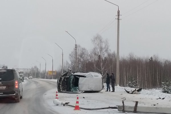 В Сыктывкаре неопытный водитель сбила опору ЛЭП и перевернулась на проезжей части