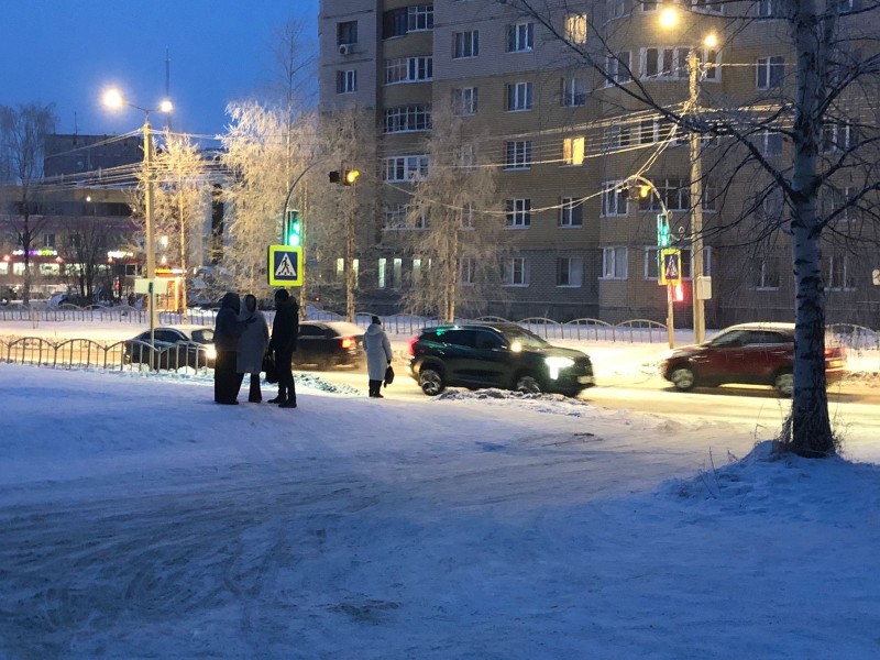 В Сыктывкаре вандалы добрались до вызовных светофоров 