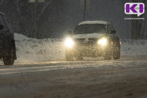 Под Сосногорском Kia наехала на снежный вал и опрокинулась на крышу