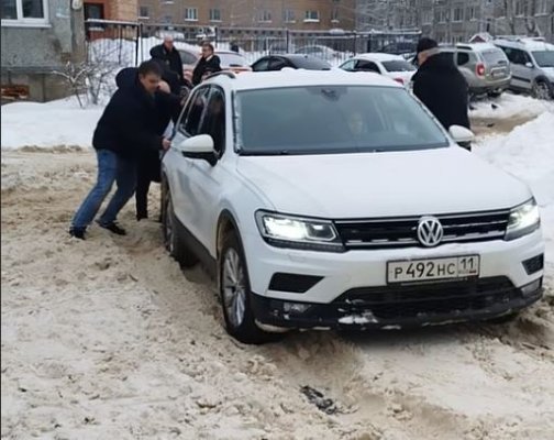 В Сыктывкаре общественникам пришлось выталкивать автомобиль во время инспекции по дворам города