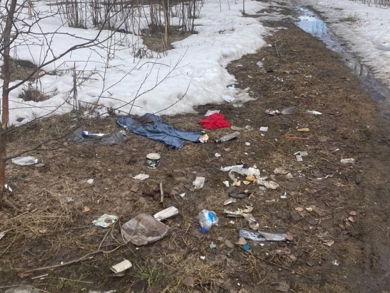 А кто это сделал: ухтинцы возмущены обилием мусора на пустыре рядом с Первомайской площадью