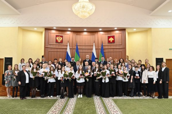 Председатель Правительства Коми Дмитрий Братыненко вручил паспорта школьникам республики 

