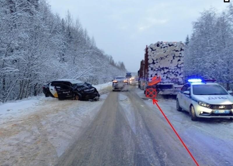 В Усть-Вымском районе таксист врезался в груженый прицеп, пассажирка получила травмы