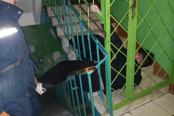 Спасатели помогли сыктывкарцу пролезть через перила лестницы в подъезде 