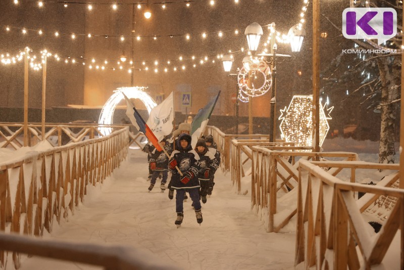 В Сыктывкаре на аллеях у Стефановской площади торжественно открыли каток "Елочка" 