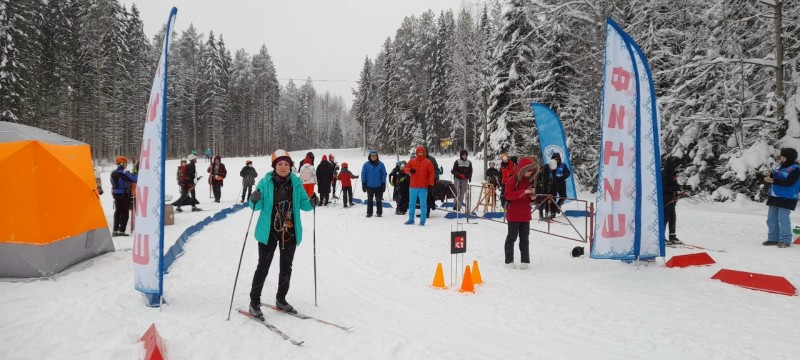 Счастливая домохозяйка показала советскую закалку на первенстве и чемпионате Сыктывкара по лыжному туризму 