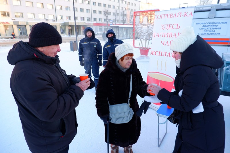 В морозный день сыктывкарцев обогрели чаем