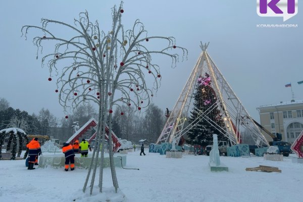 Главная новогодняя елка Коми обретает законченный вид