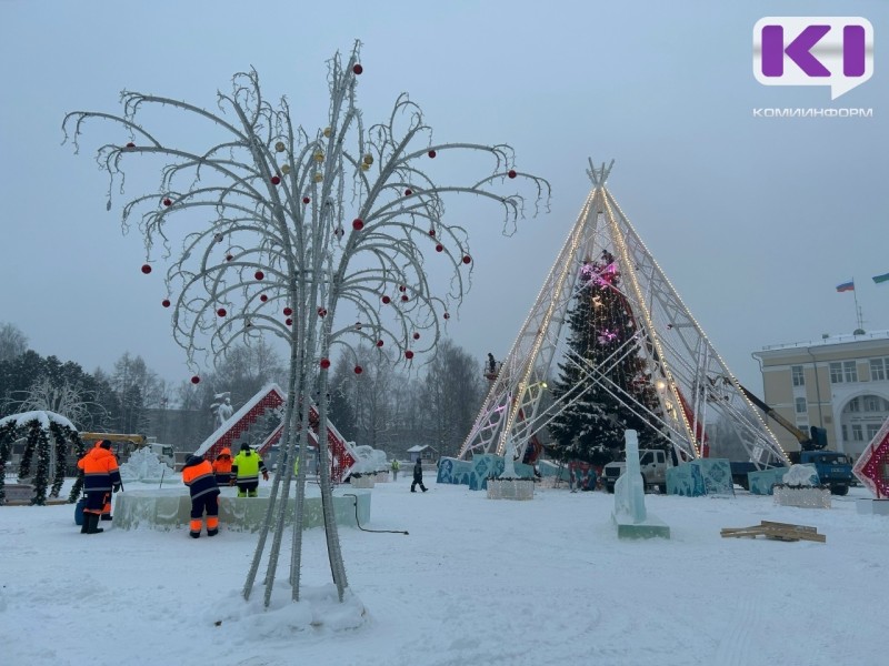 Главная новогодняя елка Коми обретает законченный вид