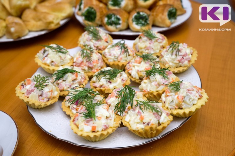 Не отравиться в праздники: сколько можно хранить еду с новогоднего стола