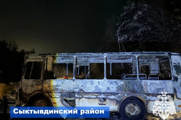 В Сыктывдинском районе пожарные тушили загоревшийся автобус ПАЗ, в Усинске - баню